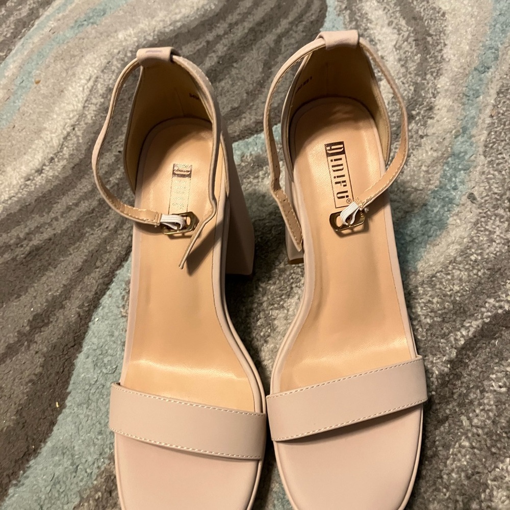 !D!FU size 9 Women's Cream Heeled Sandals